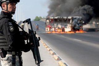 Fotky teroru v Mexiku: sloupy dýmu nad městem, totální spoušť na dálnici - Seznam Zprávy